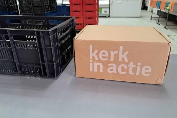 Ingezameld voedsel in kratten