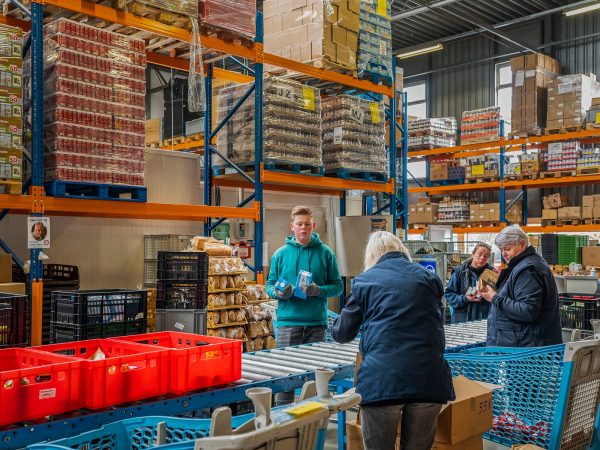 Vrijwilligers aan het werk in het magazijn